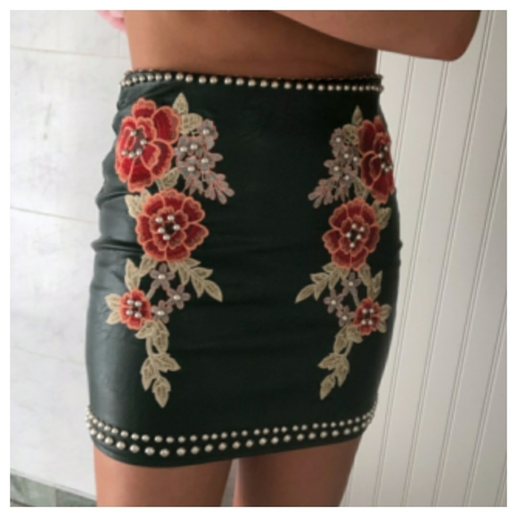 SOLD💥NWT Vegan Leather Embroidered Green Skirt - Picture 2 of 11